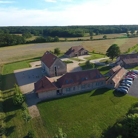 La Huzarde A Pour 4 Pers. Avec Animaux Admis Et Parking Montbeugny